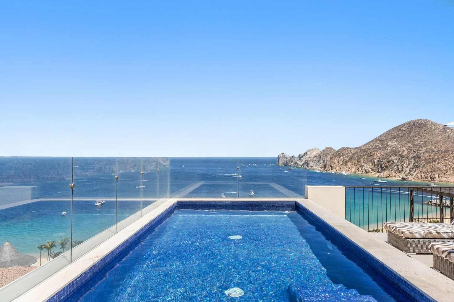 Alberca privada del penthouse One Homes Cabo con vista al mar