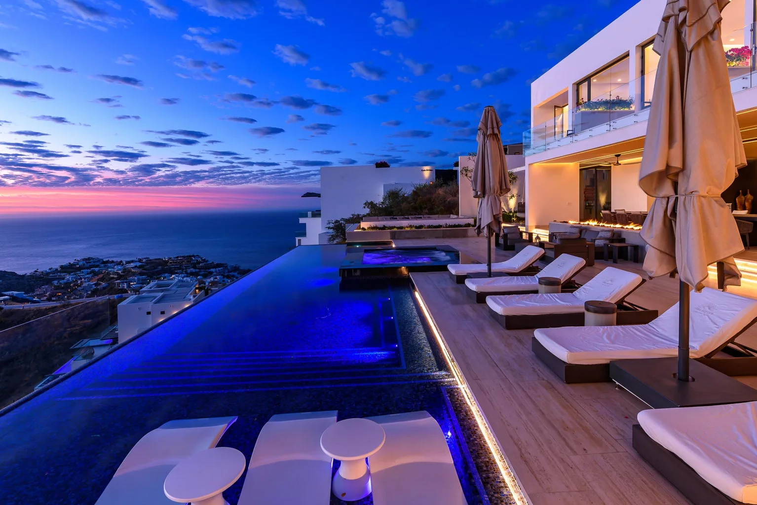 Villa Aurora, residencia de lujo con alberca infinita en Pedregal